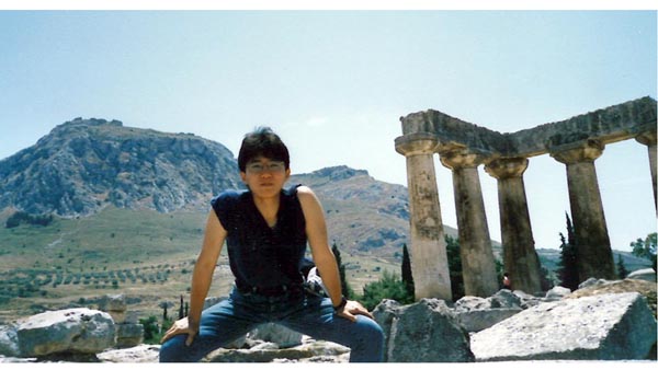 1988年、ギリシャの古代コリントスの遺跡で（提供写真）