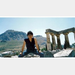 1988年、ギリシャの古代コリントスの遺跡で（提供写真）