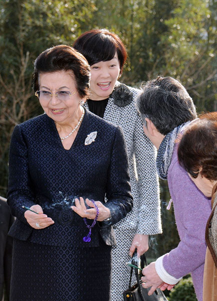 岸・安倍家の“ゴッドマザー”といわれる洋子さん（左）と昭恵夫人（奥）の間には…（Ｃ）日刊ゲンダイ