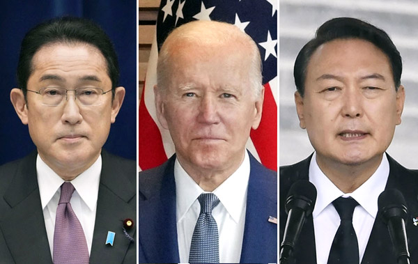 日米韓首脳会談で、岸田首相（左）はどのように発言するのか（バイデン米大統領と韓国の尹錫悦大統領＝右）／（Ｃ）共同通信社