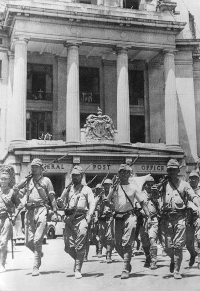 英国軍が明け渡したシンガポールの大通りを行進する旧日本軍（1942年）　（Ｃ）Robert Hunt Library／Mary Evans／共同通信イメージズ