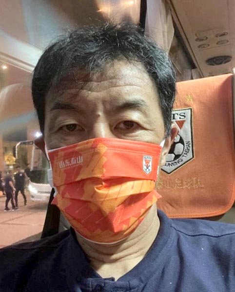 バスでの移動中もマスク着用（提供写真）