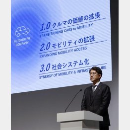 非製造業は好調でも…（4年ぶり減益を会見するトヨタ自動車の佐藤恒治社長）／（Ｃ）共同通信社