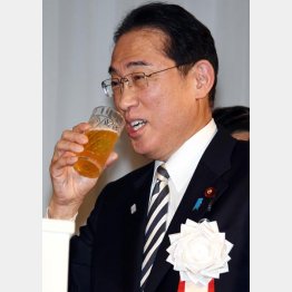 連日美食三昧、笑いも止まらない（岸田首相＝17日）／（Ｃ）日刊ゲンダイ