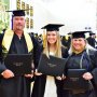 米テキサスで娘と両親が同時に同じ大学を卒業！ アカデミックガウンと角帽姿で式に出席
