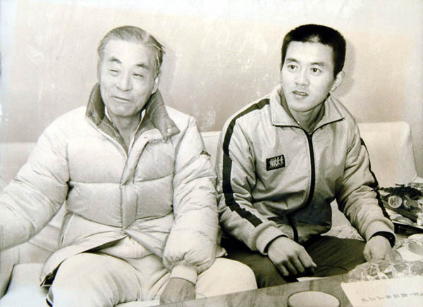 瀬古（右）とはじめ多くの名選手を育てた中村清氏（Ｃ）日刊ゲンダイ