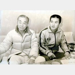 瀬古（右）とはじめ多くの名選手を育てた中村清氏（Ｃ）日刊ゲンダイ