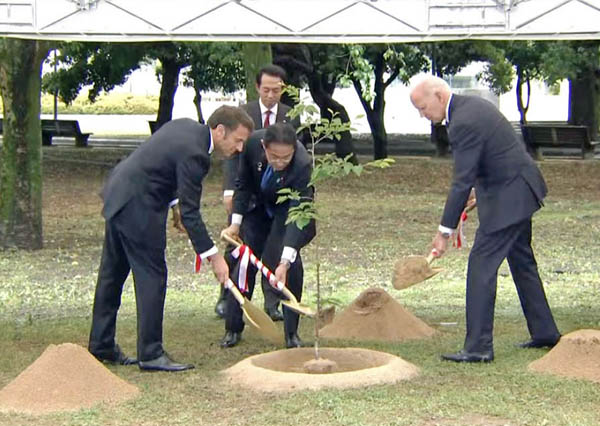 広島市の平和記念公園で植樹するG7の各国首脳ら（左からマクロン仏大統領、岸田首相、バイデン米大統領）／（Ｃ）共同通信社