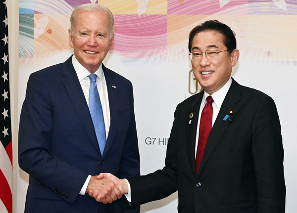結局はバイデン米大統領も広島サミットに出席（日米首脳会談で、岸田首相と＝代表撮影）