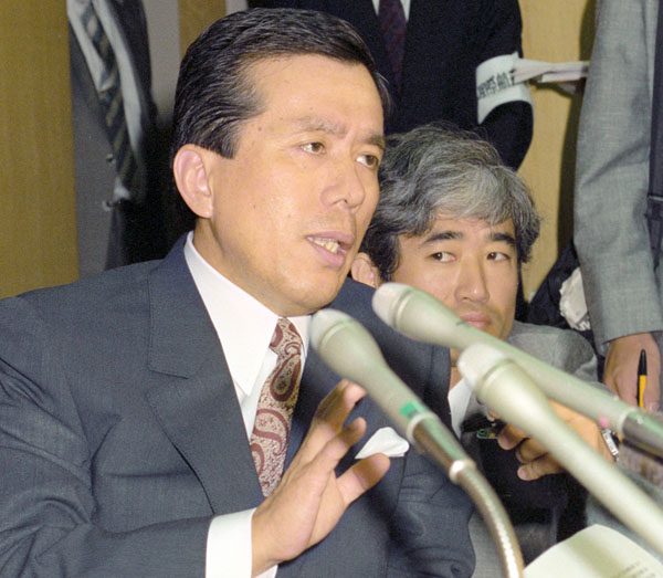 1990年6月、小谷光浩氏も逮捕（右奥は稲川会の石井進会長）／（Ｃ）共同通信社