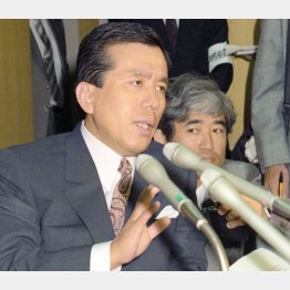 1990年6月、小谷光浩氏も逮捕（右奥は稲川会の石井進会長）／（Ｃ）共同通信社