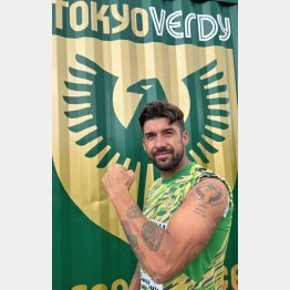 東京ヴェルディBS・パブロ選手の左上腕部にはクラブエンブレムのタトゥーが彫られている（Ｃ）日刊ゲンダイ