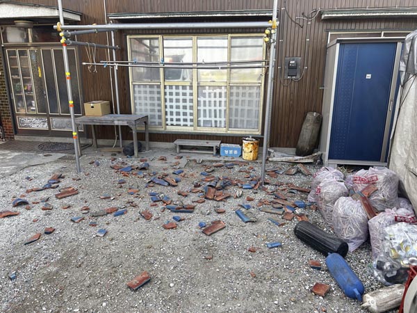 11日、千葉県木更津市で震度5強の地震で落下し散乱した瓦の数々（Ｃ）共同通信社