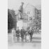早大50年記念式典。除幕された創立者の大隈重信候の銅像前で記念写真に納まる家族たち＝1932年10月17日、早稲田大学構内（日本電報通信社撮影）