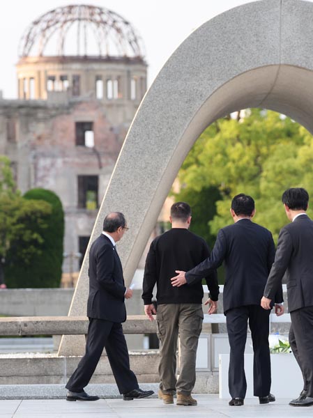 平和記念公園を訪れたゼレンスキー大統領（中央左）と岸田首相（同右）／（代表撮影）