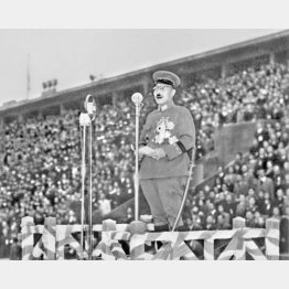 学徒出陣の壮行会で訓示する東條英機首相＝1943年10月21日、東京・神宮競技場（Ｃ）共同通信社