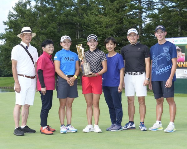 千怜が初優勝した昨年のNEC軽井沢72ゴルフの応援にかけつけた岩井光太（右端）／（Ｃ）共同通信社