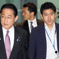 岸田首相も公邸ドンチャン忘年会に参加！ 寝間着姿ニンマリ写真流出で官邸は“犯人探し”