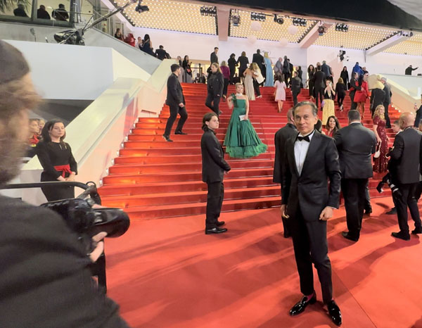 カンヌ国際映画祭のレッドカーペットを歩く筆者（提供写真）