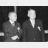 政治家の金丸信氏（右）、竹下登氏の2人にも頼み込んでいた（Ｃ）日刊ゲンダイ