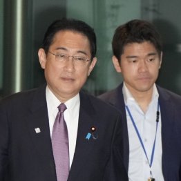 岸田首相（左）と長男の翔太郎氏（Ｃ）共同通信社