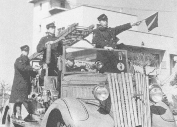 学徒特攻消防隊員＝1945年3月8日、東京・丸の内消防署（Ｃ）共同通信社