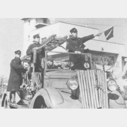 学徒特攻消防隊員＝1945年3月8日、東京・丸の内消防署（Ｃ）共同通信社