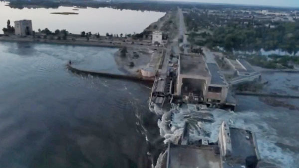 ウクライナ南部のカホフカ水力発電所の巨大ダムが決壊（Ｃ）ロイター