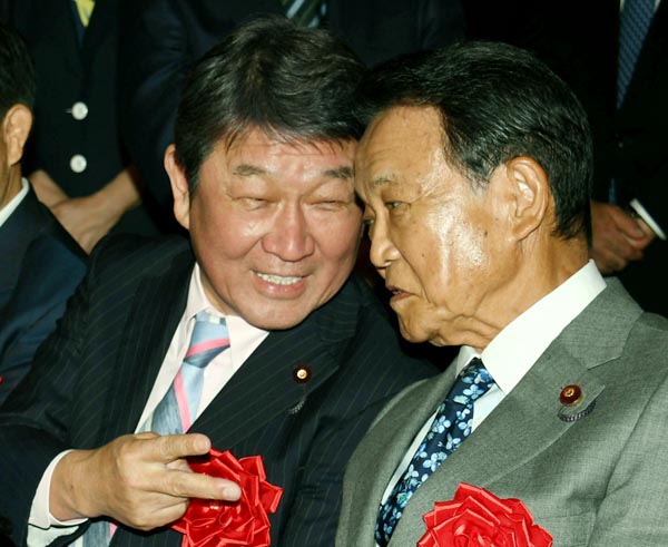 自民党の茂木敏充幹事長（左）と麻生太郎副総裁の4時間会談が突風を呼んだ（Ｃ）日刊ゲンダイ