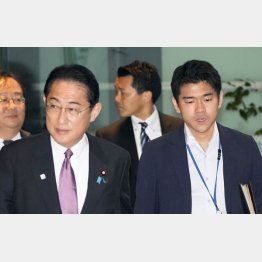 差別政権の是非こそ問うべき（岸田首相と長男・翔太郎氏＝右）／（Ｃ）共同通信社