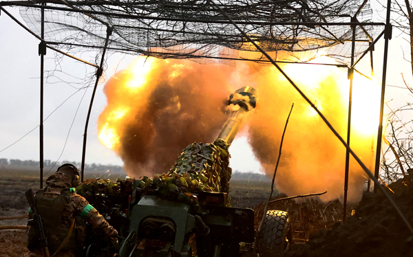 ウクライナ東部ドネツク州のバフムトの前線で、ロシア軍の攻撃に対抗し砲撃するウクライナ軍（Ｃ）ロイター