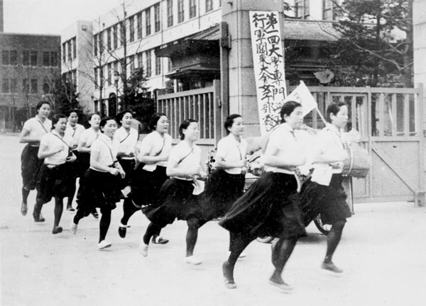学徒行軍大会で女子部隊の出発、東大にて＝1942（昭和17）年3月28日（Ｃ）共同通信社