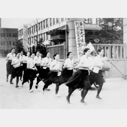 学徒行軍大会で女子部隊の出発、東大にて＝1942（昭和17）年3月28日（Ｃ）共同通信社