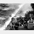 米USSミズーリ艦に激突しようとする日本軍の神風特攻隊（左上）　（Ｃ）US NAVY／SCIENCE PHOTO LIBRARY／共同イメージズ