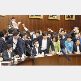 悪法成立ラッシュ（反対する野党議員らで騒然とする中、入管難民法改正案を可決した参院法務委＝8日）／（Ｃ）共同通信社