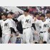 広島戦で5勝目をマークして笑顔の佐々木朗希（中央）／（Ｃ）共同通信社