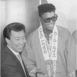 リバスター副社長時代の歌手の橋幸夫氏（隣は米陸上のカール・ルイス選手）／（Ｃ）共同通信社