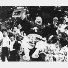 1983年の名古屋場所、横綱昇進で、染め仏寺院で胴上げされる隆の里（Ｃ）共同通信社