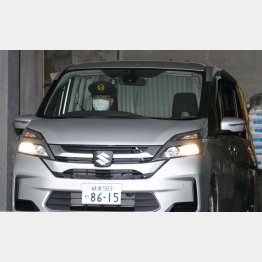 15日午前、送検で岐阜中署を出る、逮捕された自衛官候補生の男を乗せた車両（Ｃ）共同通信社