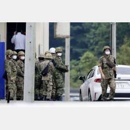 銃撃事件で施設周辺に集まった自衛隊員ら（陸上自衛隊日野基本射撃場で）／（Ｃ）共同通信社