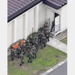 家宅捜索と現場検証が実施された陸自日野基本射撃場で、施設に入る自衛隊員（Ｃ）共同通信社