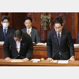 衆院本会議で内閣不信任決議案が否決され一礼する岸田首相（Ｃ）共同通信社