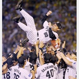 2005年、阪神タイガースがリーグ優勝して胴上げされる岡田監督（Ｃ）日刊ゲンダイ