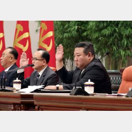 中央委員会拡大総会に出席する北朝鮮の金正恩総書記（Ｃ）ロイター／KCNA