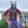撤去すべき？ 庭に「3メートルの狼男の像」を飾る米オハイオ州の女性宅に苦情殺到