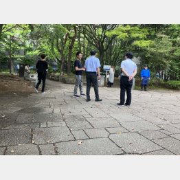 勾当台公園の吸い殻入れ周辺（Ｃ）日刊ゲンダイ