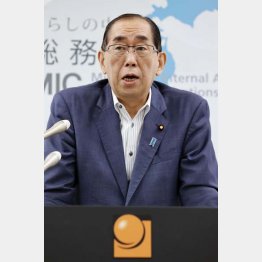 面倒は自治体に丸投げ（マイナカード他人が利用で会見する松本剛明総務相）／（Ｃ）共同通信社