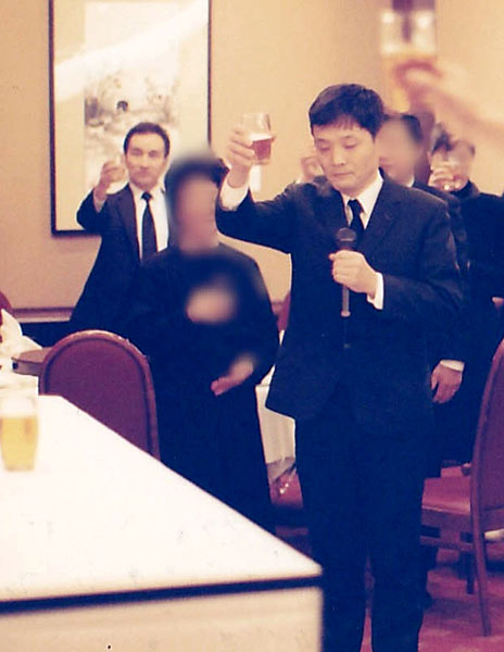 父・良一氏の葬儀で献杯の音頭を取る吉次氏（左端がジャニー氏＝1993年）／（本人提供）