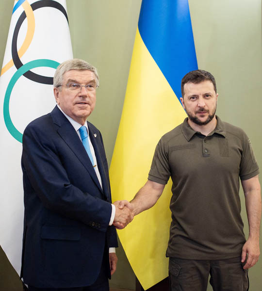 昨2022年7月にも会談しているIOCのバッハ会長（左）とウクライナのゼレンスキー大統領（Ｃ）ＡＢＡＣＡ／共同通信イメージズ