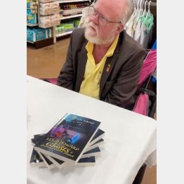 ショーンさんは地元のスーパー店内で本を直接販売していたところ…（ジェラッドさんのティックトックから）